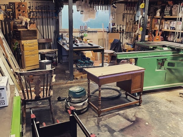 木工機械や道具に囲まれ雑然とした工房ですが、周囲は落ち着いた環境で仕事に集中できます。