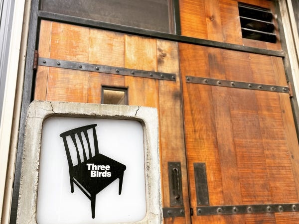 当社工房前玄関。木製ドアが目印です。