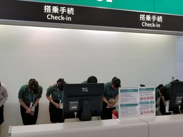 ※チェックイン業務前には全員でお客様をお迎えします