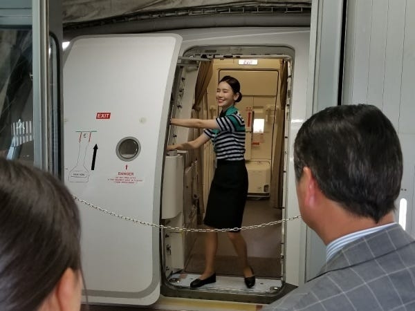 ※出発するエアソウル便をお見送りします（機内に搭乗するキャビンアテンダントの募集ではありません）