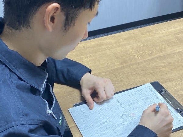 お客様からの注文を確実に届けるための配送管理を行います。納品時間や納品場所に誤りがないかを確認し、正確にドライバーへ指示します。