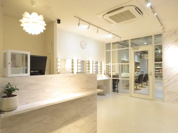 オープンしたばかりの白を基調にした綺麗な店内です