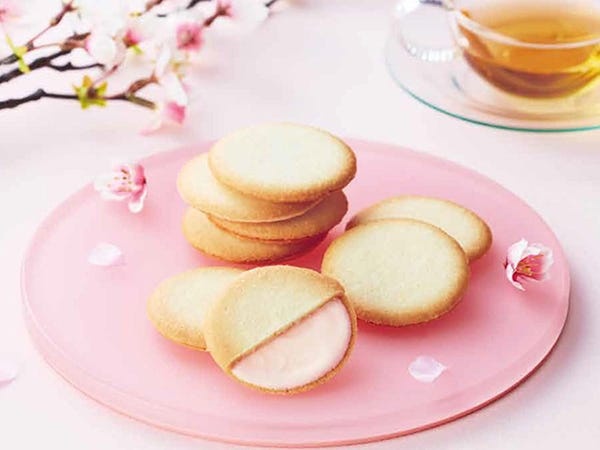 定番商品だけでなく、新商品も次々に生み出しています。こちらは、ラングドシャクッキーに桜ガナッシュをサンドした季節商品です。