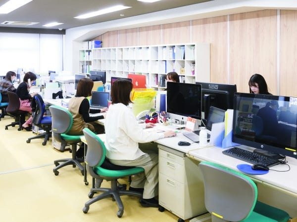 企画制作ディレクターの仕事は日にもよりますが、オフィスワークと社外での取材や打ち合わせの割合が半々くらい。