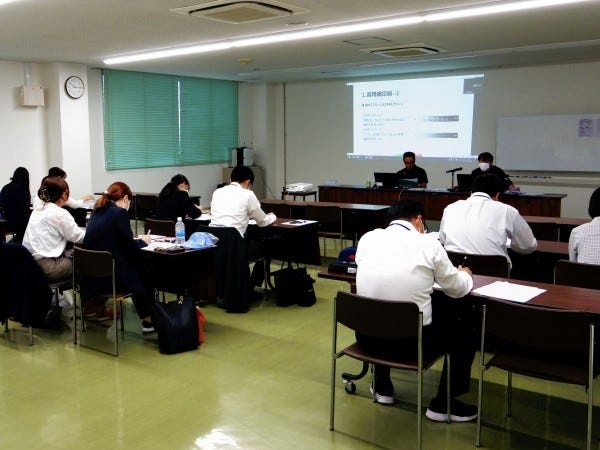 4月に新入社員研修、秋にフォローアップ研修を行っています。入社後はそのどちらかもしくは両方に参加することで、基礎知識を学んでいただけます。