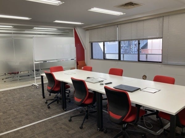広々としたキレイなオフィス、窓も多く明るいです！