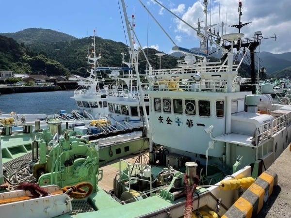 船団では適材適所で自分に合った作業から始められ、チームワークを大切にみんなで協力します。水揚げ量が多いとボーナスも出て、毎日楽しく働けます！