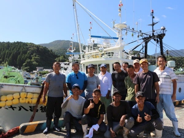 昌徳丸船団員たちです。年齢層は20代から70代まで。漁師＝力仕事のイメージが強いですが、長年働ける環境を目指しています。
