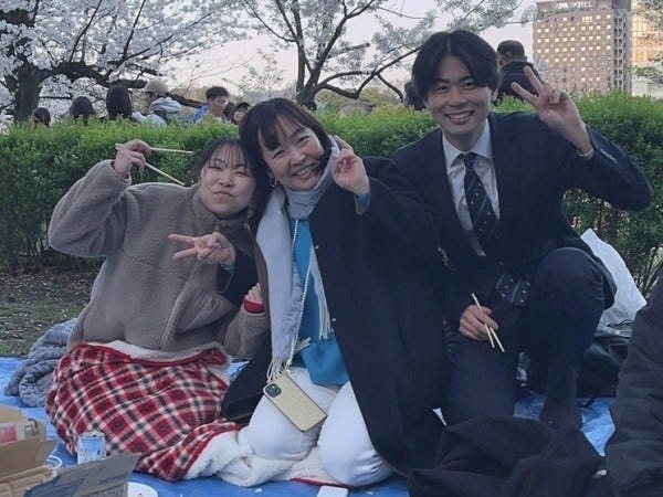 4月には桜のお花見会。仕事中には見ることができない同僚たちの意外な素顔。