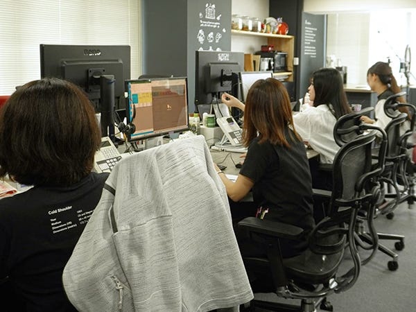 女性が多く活躍する明るいオフィスです。わからない事は何でも気軽に聞けるメンバーです。