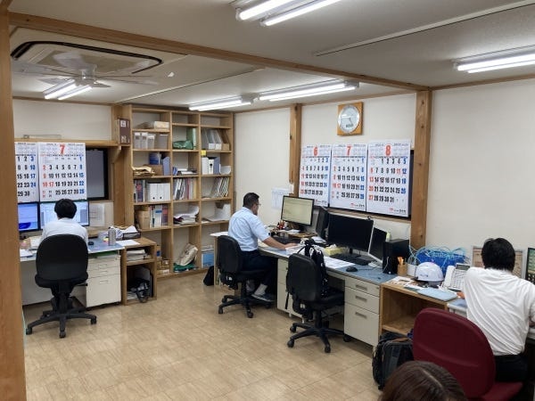 事務所内は、仕事に集中できるよう個人スペースを確保しています。