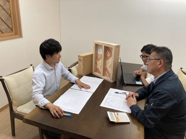 新商品の打合せをしています。分からないことはすぐに聞ける環境です。