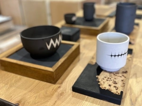 当社は家具製作などの合間を縫って、木製の食器やトレイの試作を続けています。一般消費者向けの販売を目指しており、デザイン・塗料選びもしています