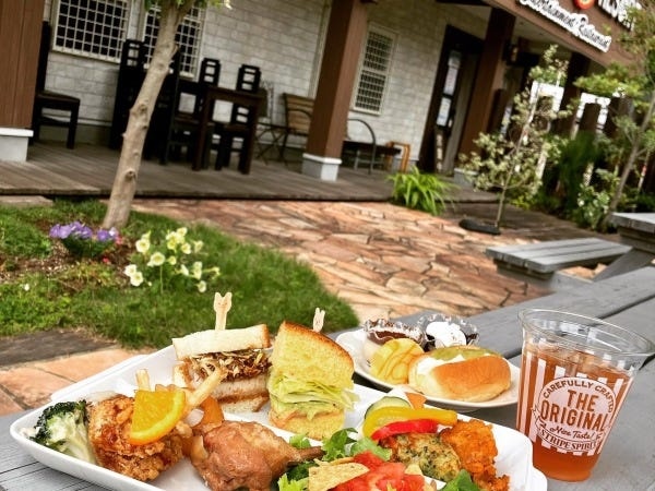 テラス席でのビュッフェイメージ。ドッグランあり。