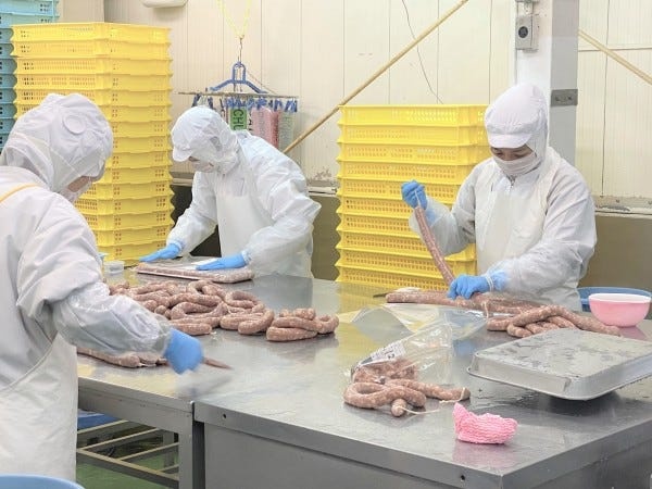 生ソーセージ製造の作業風景です。