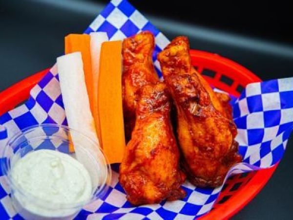 当店こだわりのチキンウィング。本場のアメリカンフードが学べます。