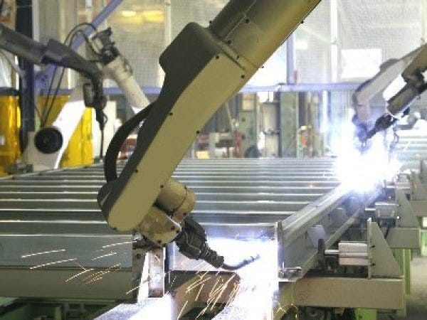 モバイルスペースは工場で大半を製造する工業化建築物です。板金・溶接・塗装・組立を工場で行うことで工期の短縮や品質安定化を実現しました。