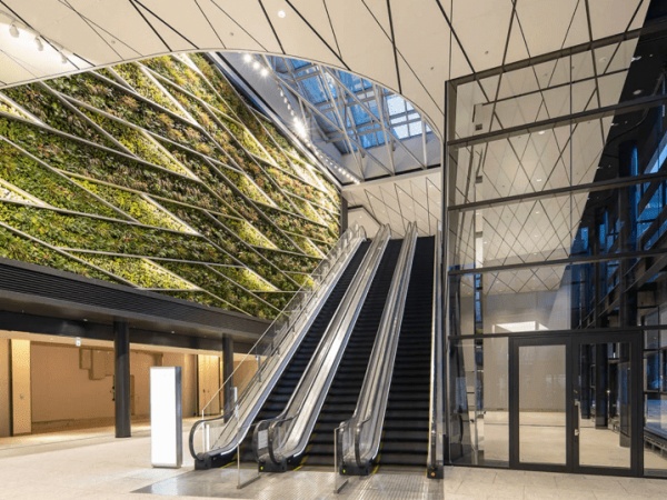 明るくスタイリッシュな空間で、働きやすさにもこだわったオフィスです。