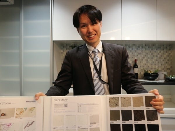 本社1階には、ショールームを完備しております。実物を見ていただけるのでご提案もしやすく話しも弾みます。