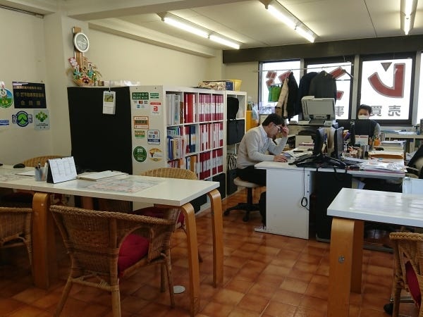 社内は事務スペースと営業スペースに別れています。