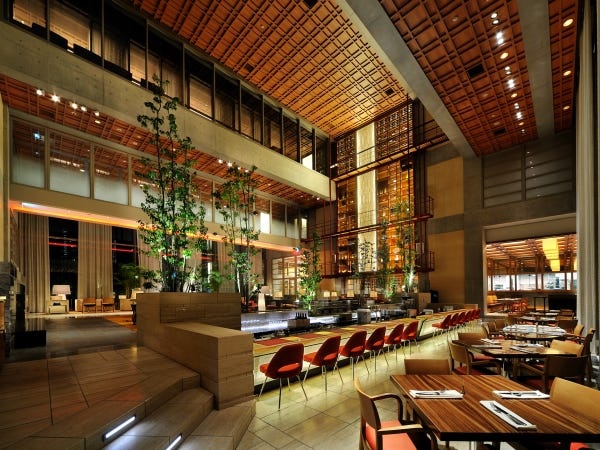 有名建築家によるゴージャスな館内