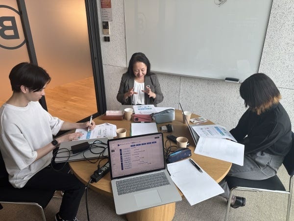 専門スキル強化の他にも、外部講師を招き月例研修会を開催。ビジネススキルやマネジメントを学ぶことができます。