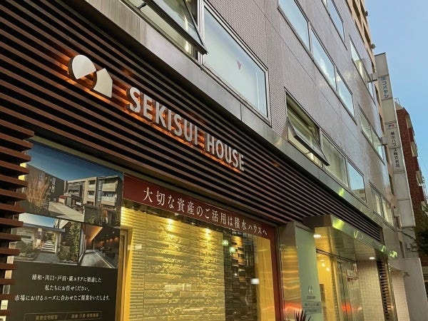 旧中山道沿いの積水ハウスさんのショールームのあるビルの4階がオフィスです。駅から近くて便利ですよ。