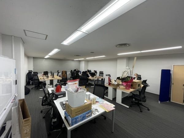 シンプルでゆったり目のオフィス環境でお仕事できます