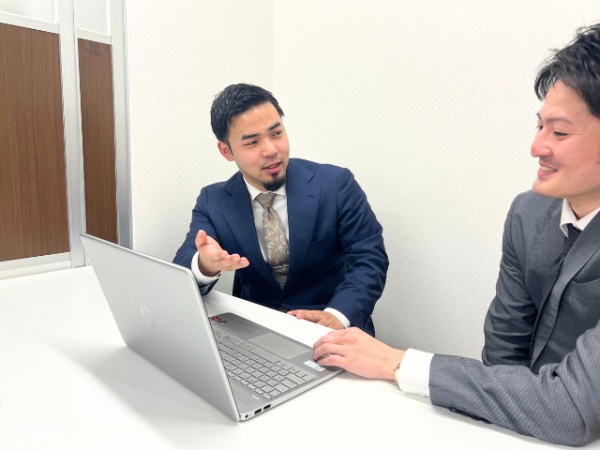 お客様への提案方法に悩んだときはコンサルティング会社出身の先輩が丁寧に教えてくれます★