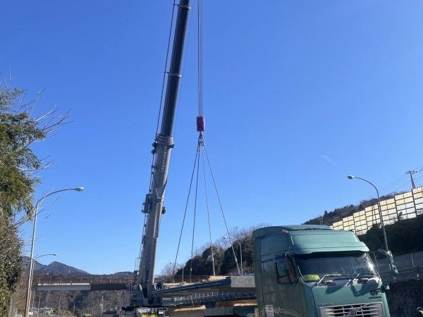 様々なクレーンも自社所有！