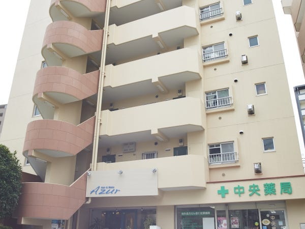 こちらのビルの2階にございます