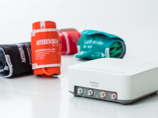 弊社の医療機器「血圧脈波測定装置」です。特許を取得しており、中小企業長官賞をを受賞しています。