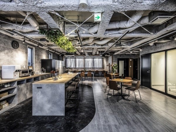 事務所は最新の「シェアオフィス」にあります。専有部と共有部に分かれリラックスして業務を行える理想の環境です。