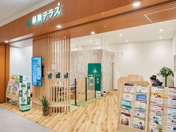 お客様が気軽にご来店できるよう、カフェのような空間をコンセプトに作られた店舗。木のぬくもりを感じることができ、落ち着いてお客様とお話できます