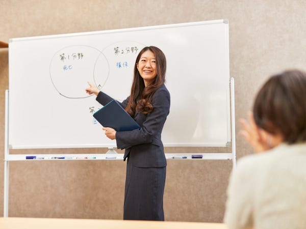 手厚い研修制度もご用意しています。入社後半年間の弊社独自の育成プログラムで半年後には保険のプロに成長！