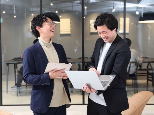 社員の平均年齢は26歳。歳が近いからこそなんでも相談できる環境です。