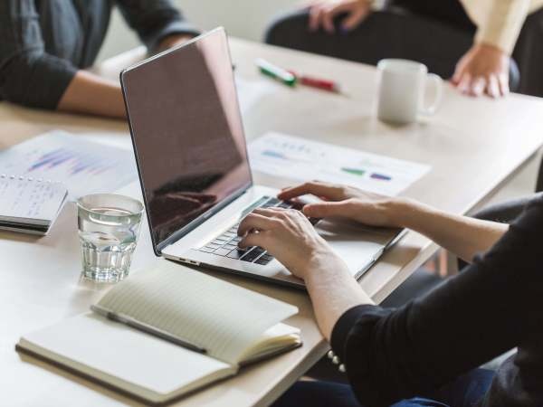 【職場の雰囲気】・デスクワーク・お客様との対話は少ない・初心者活躍中・力仕事が少ない・自分の都合に合わせやすい