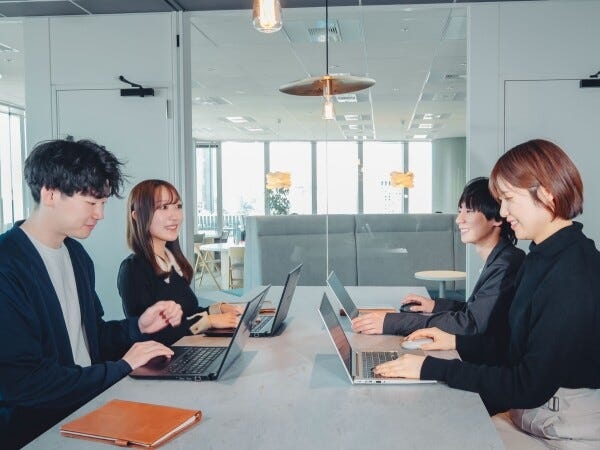 社歴・年齢にかかわらず意見交換が活発。若手社員が主体的に挑戦できる風通しの良い職場です。