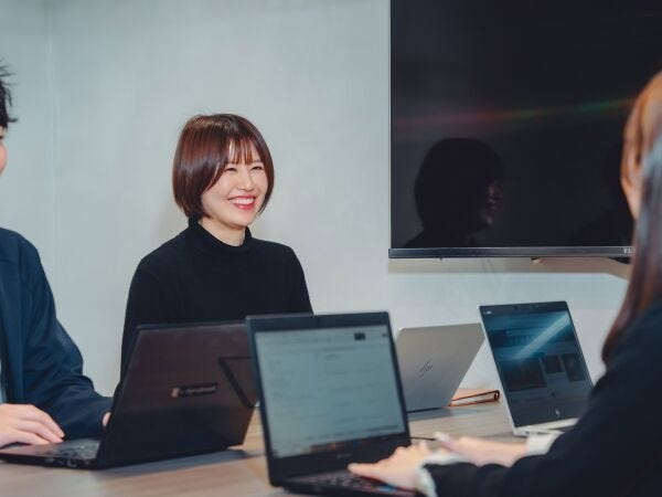 弁理士を含む少数精鋭の法務チーム。取締役や経営層と直接コミュニケーションを取れる近さも魅力です。