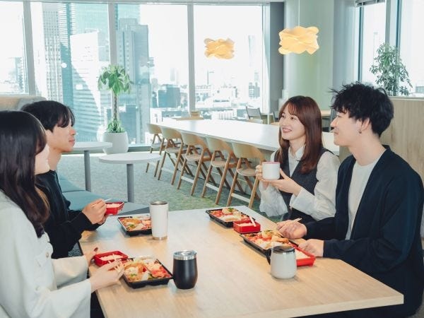 「ランチ無料制度」など、社員の声から生まれた制度が多数。仕事も楽しさも大切にする文化が根づいています。