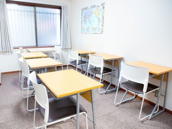 四谷校は全部で14席しかない小さな教室です。生徒との距離感が近いこの教室で、校舎運営スタッフも講師となって指導します。