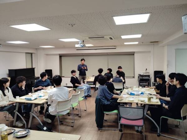 各校舎の講師が集まって行なった、懇親会を兼ねた研修の様子。その他にも、入社後には校舎長がマンツーマンで教えていく環境を整えています。