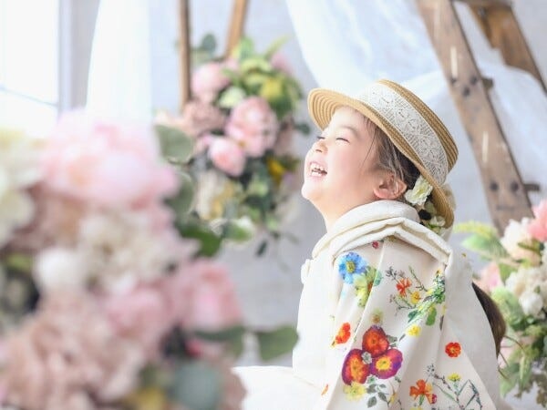 お客様の笑顔を創るために、日々奮闘中です！たくさんの笑顔が溢れる職場なので、毎日やりがいを感じながら働いています♪