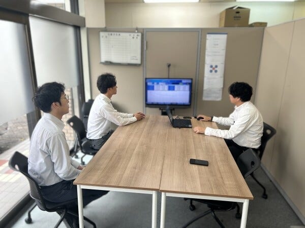 困ったときはみんなで意見を出し合い助け合います！商談にも準備万全で安心して向かう事ができます！