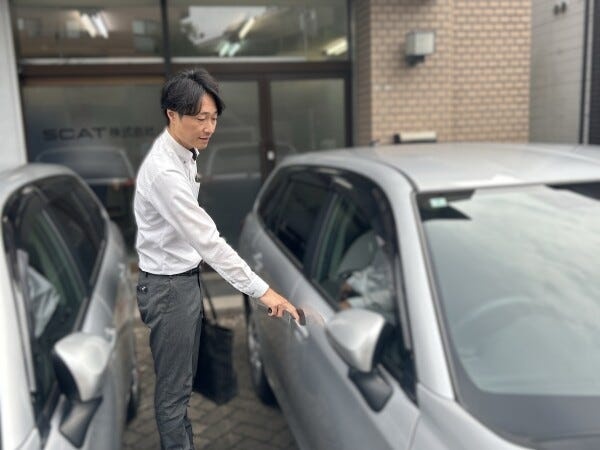 商談へは社用車で向かいます。最初は1人ではなく先輩社員と同行しながら勉強していきます！まずは挨拶やお客様に顔を覚えてもらうことから始めます。