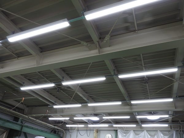 LED照明で明るく。冷暖房で快適に。ミストコレクターで油汚れも軽減。気持ちよく、かつ安全に働けるように心掛けています。