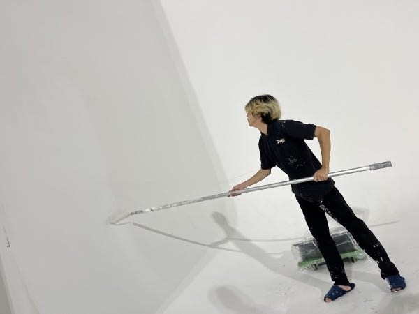 一般には知られていない仕事もたくさんあります！こちらはホリゾントの塗装中☆