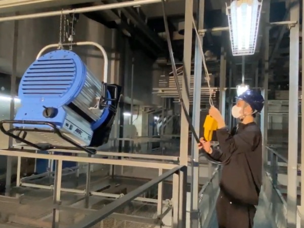 巨大な照明機材！慎重に操作しています！