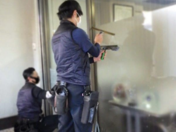 ガラス窓ピカピカの技術からスタートして、様々な高所作業技術が身に付きます。手に職です。