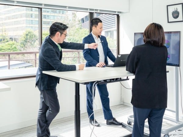 リフレッシュ効果のある昇降デスクあり！もちろん座って落ち着いてミーティングも可能です。